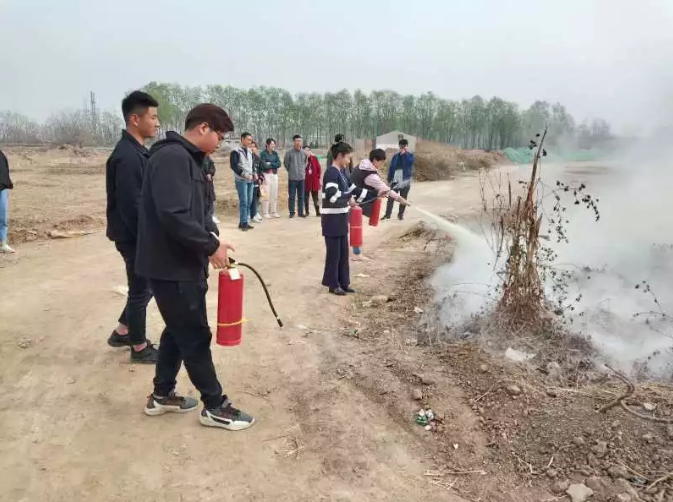 心系安全 警钟长鸣——我校组织师生进行消防器材使用演练